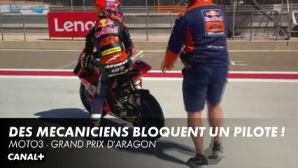 Image incroyable : deux mécaniciens empêchent un pilote de prendre la piste en Moto3 !