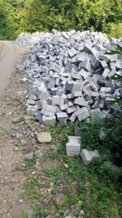 Yollarının yapılması için kendi imkanlarıyla parke taşı alan köylüler yardım istedi