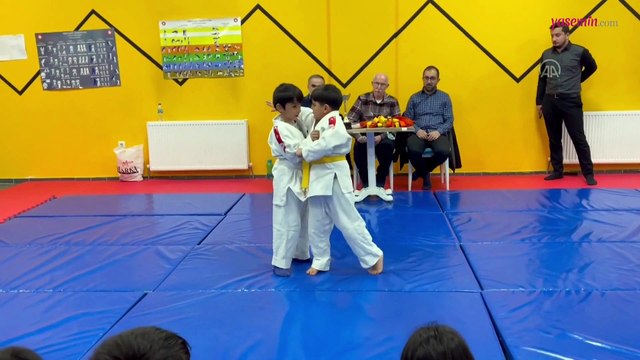 Kayseri'de 8 yaşındaki çocuktan Türk bayrağına saygı!