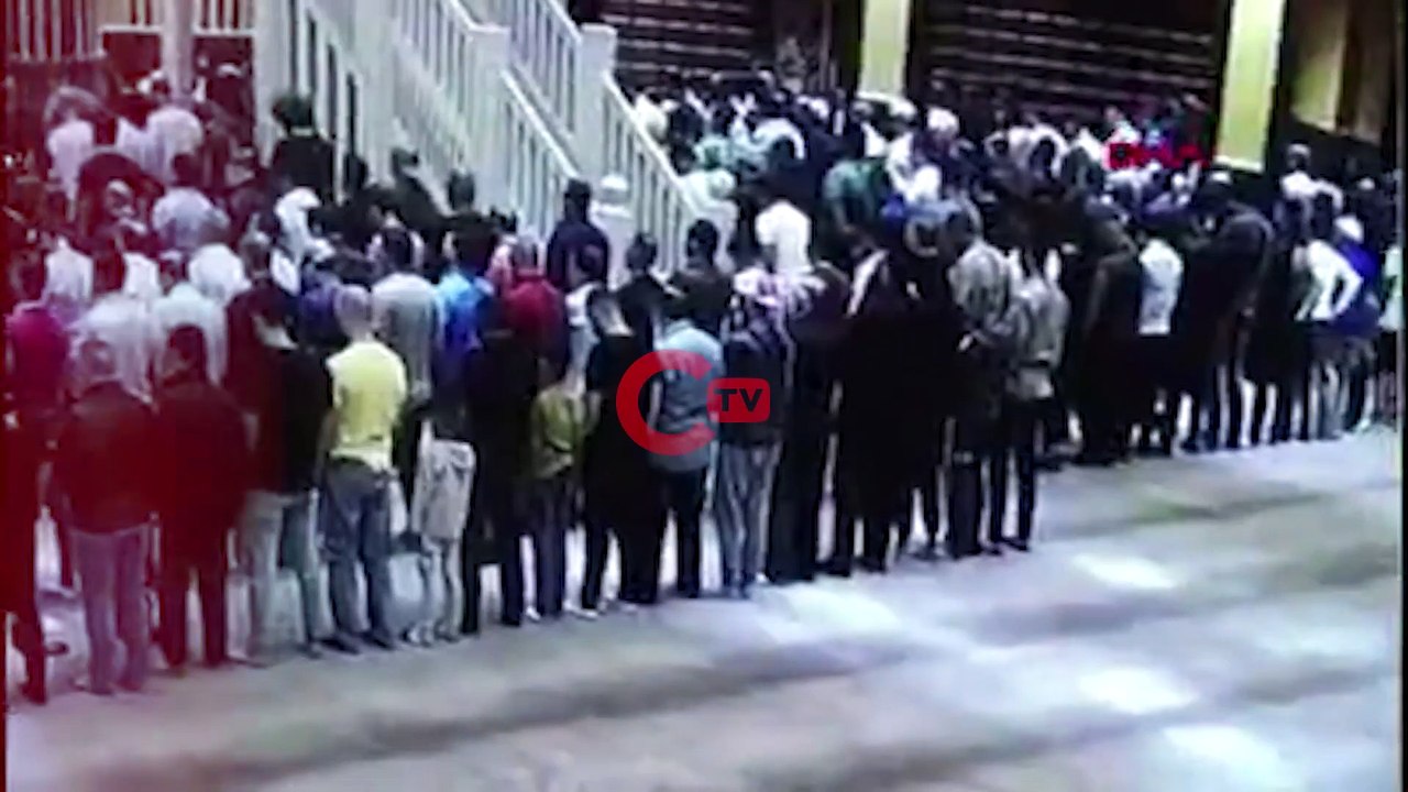 Cemaat namazda secdeye gidince çantayı çaldı