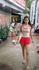 खूबसूरत Handbag के साथ दिखीं Janhvi Kapoor❤
