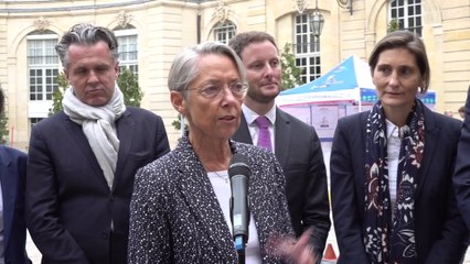 Affaire Quatennens: Élisabeth Borne estime que Jean-Luc Mélenchon "n'est pas à une outrance près" après son tweet polémique