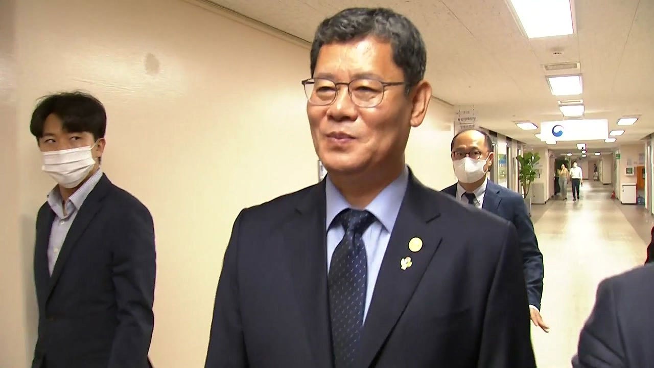 檢, 김연철 전 통일부 장관 소환...'강제 북송' 첫 윗선 조사 / YTN