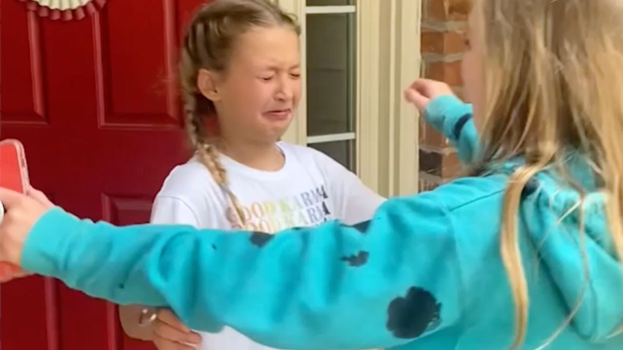 Best Friends Reunite After Two And A Half Years Apart | Happily TV