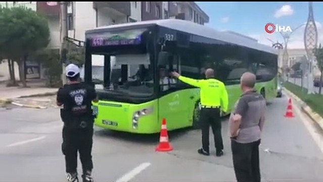 Halk otobüsü park halindeki servise çarptı: 3 yaralı