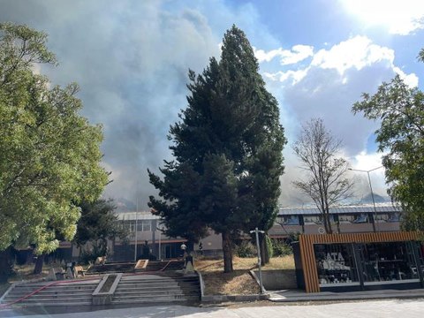 Son dakika haber | Atatürk Üniversitesinin yemekhanesinde çıkan yangına müdahale ediliyor (2)