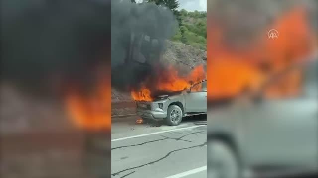 Son dakika haberi! Alevlerin sardığı pikap itfaiye ekiplerince söndürüldü