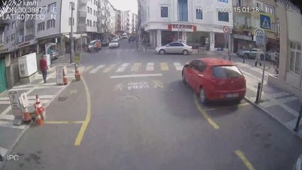 Durakta fenalaşan yaşlı kadını belediye şoförü hastaneye yetiştirdi