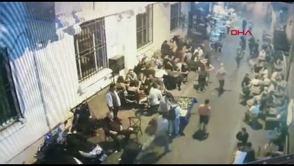 Taksim'in onlarca insanın içinde defalarca bıçakladı