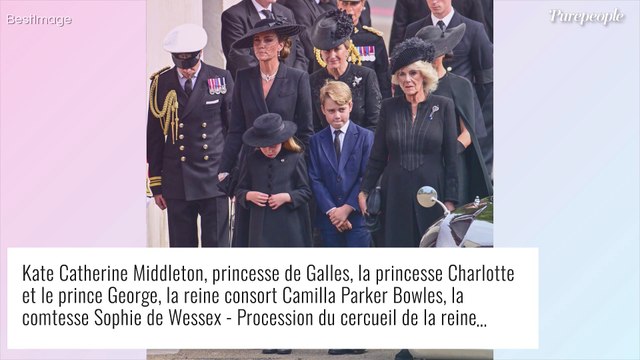 Le prince George photographié en train de tirer la langue aux funérailles : cette grimace passée inaperçue...