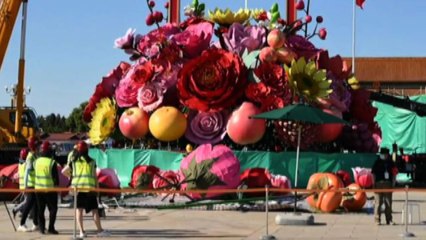 Cina, a Piazza Tienanmen installato un cestino di fiori gigante