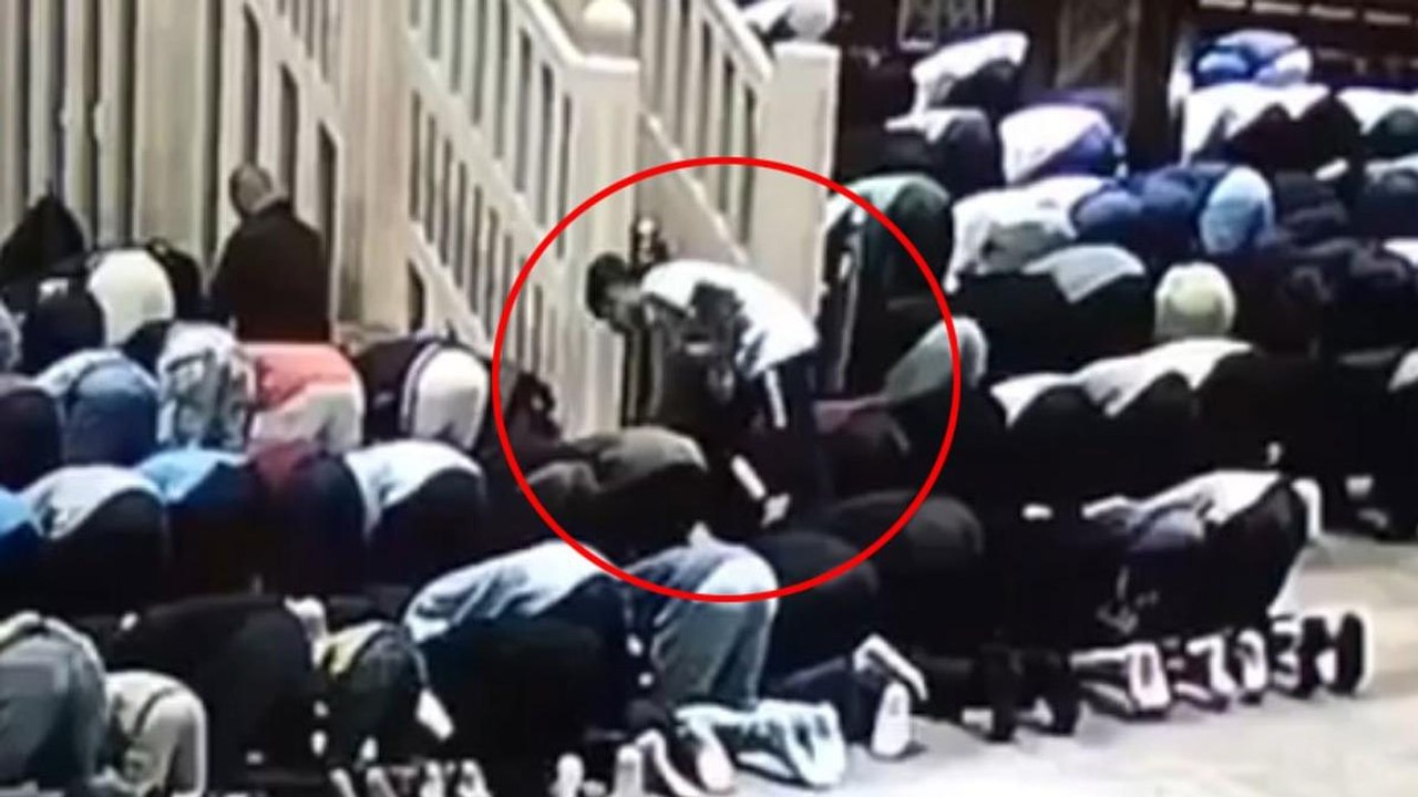 Cemaat namazda secdeye gidince çantayı çaldı