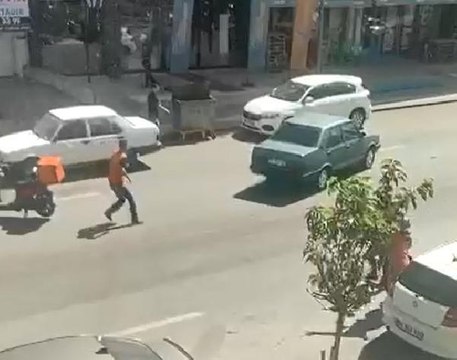 Park halindeyken hareket eden otomobili, çevredekiler durdurdu; o anlar kamerada