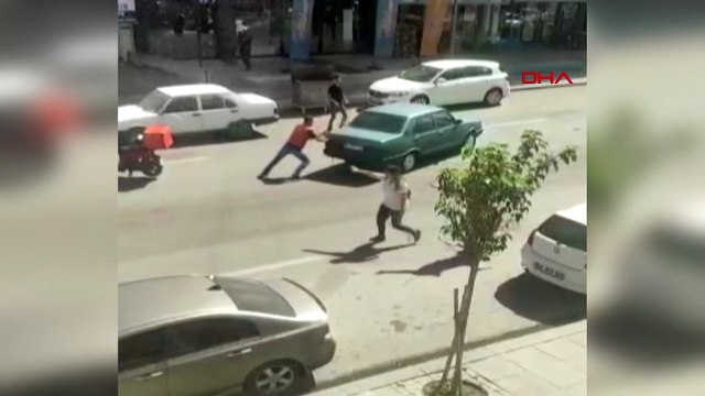 Park halindeyken hareket eden otomobili çevredekiler durdurdu