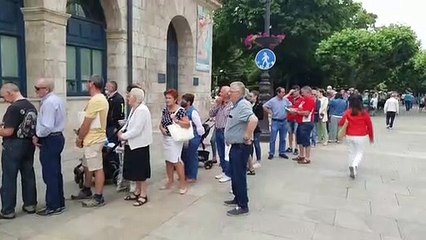 Colas para hacerse con un pañuelo y un programa de fiestas