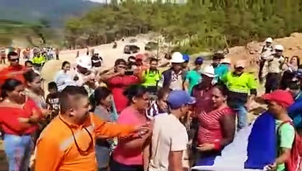 ¡ A Machetazos ! se agarran pobladores en Azacualpa, Copán por actividad de minera (1)