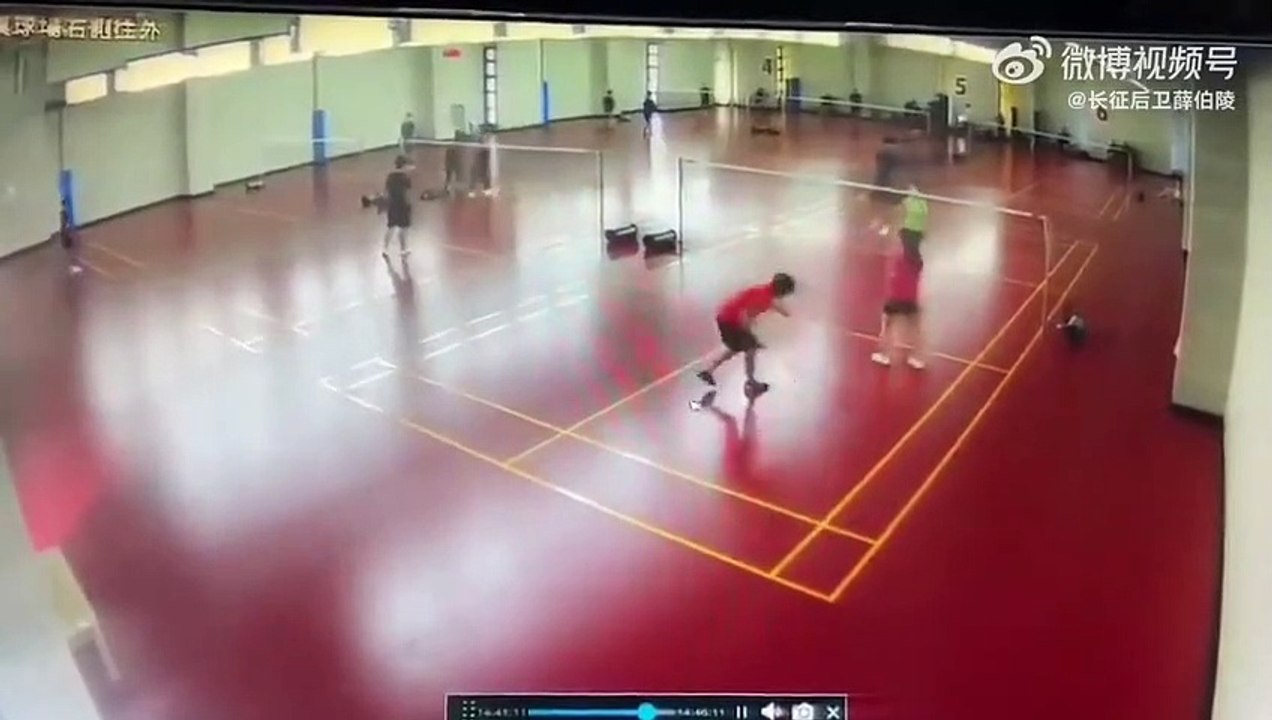 Le toit d'un gymnase s'effondre brusquement pendant le séisme à Taïwan
