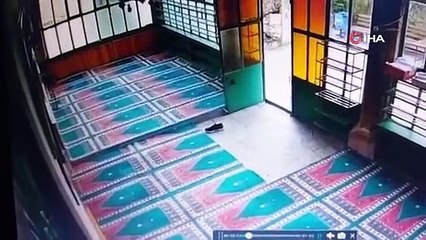 Tilki, camiden imamının ayakkabısını çaldı!