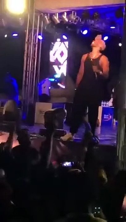 Le rappeur Dadju se fait tacler par un fan poursuivi par la sécurité (Togo)