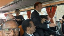 Macron'un Kraliçe'nin cenazeye gitmesi olay oldu! Otobüste ayakta olan Macron için ''Muavin Macron'' yorumları yapıldı