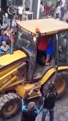 Vecinos llegaron hasta los golpes en disputa por el retiro de losetas en el centro cruceño