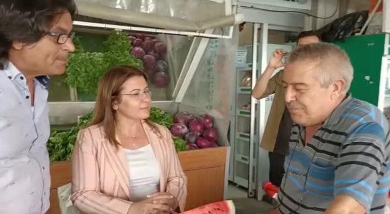 Denizlili Manav, Gülizar Biçer Karaca'ya, Bir Annenin Çocuğuna Bir Dilim Karpuz Bile Alamadığını Anlattı