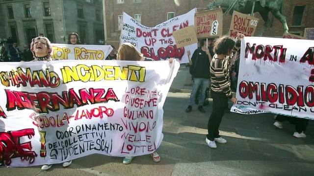 Milano, protesta degli studenti contro i morti nell'alternanza scuola-lavoro