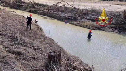 Sommozzatori dei Vigili del Fuoco cercano dispersi nel Nevola