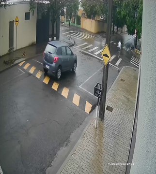 Câmera flagra colisão entre ciclista, moto e carro em Arapongas