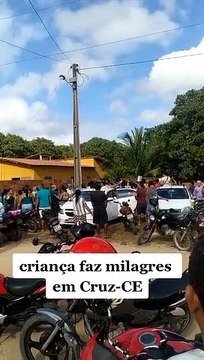 Criança de sete anos atrai centenas de pessoas em busca de cura