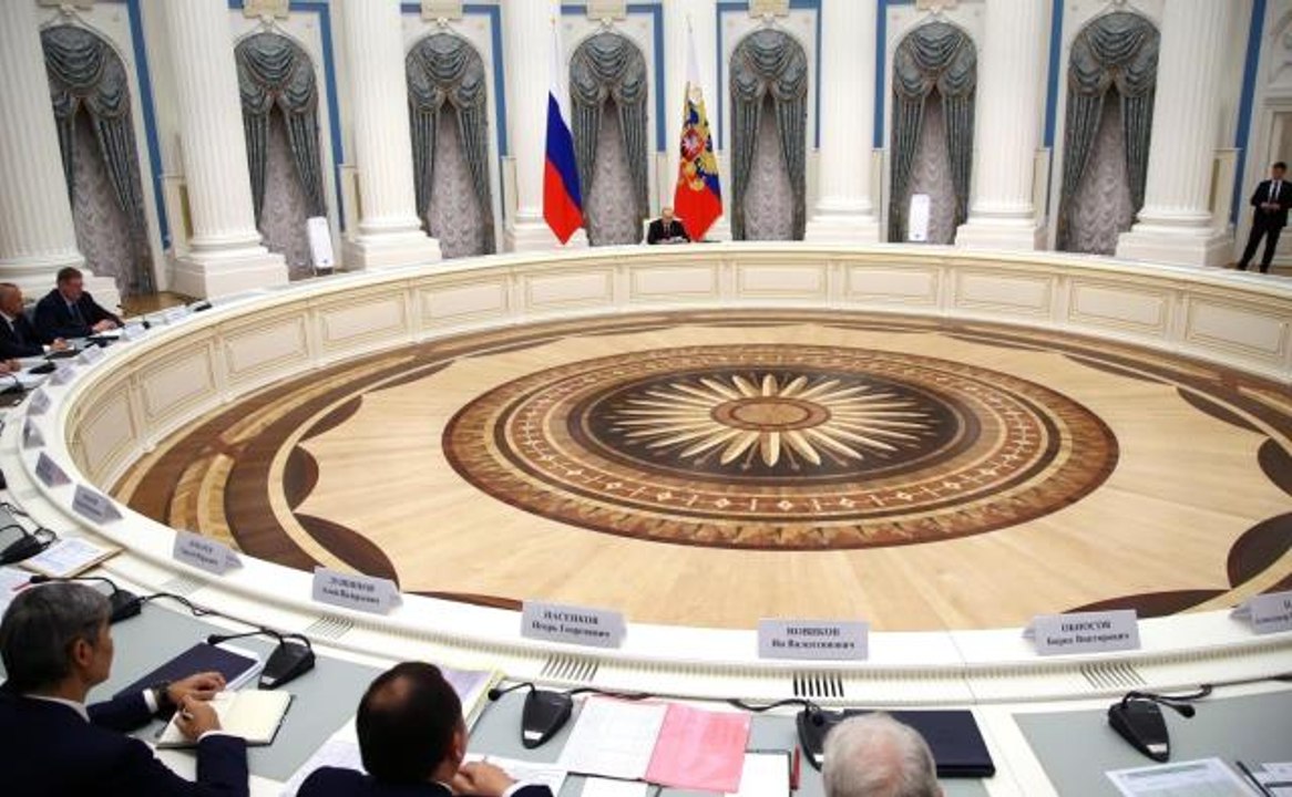 Putin: "Kiev rejimini desteklemek için gönderilen ve bize karşı kullanılan NATO cephaneliğini incelememiz gerekir"