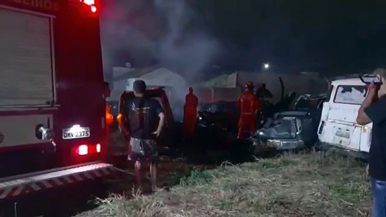 Incêndio atinge carros em pátio conveniado ao Detran em Uberaba Vídeo Dailymotion