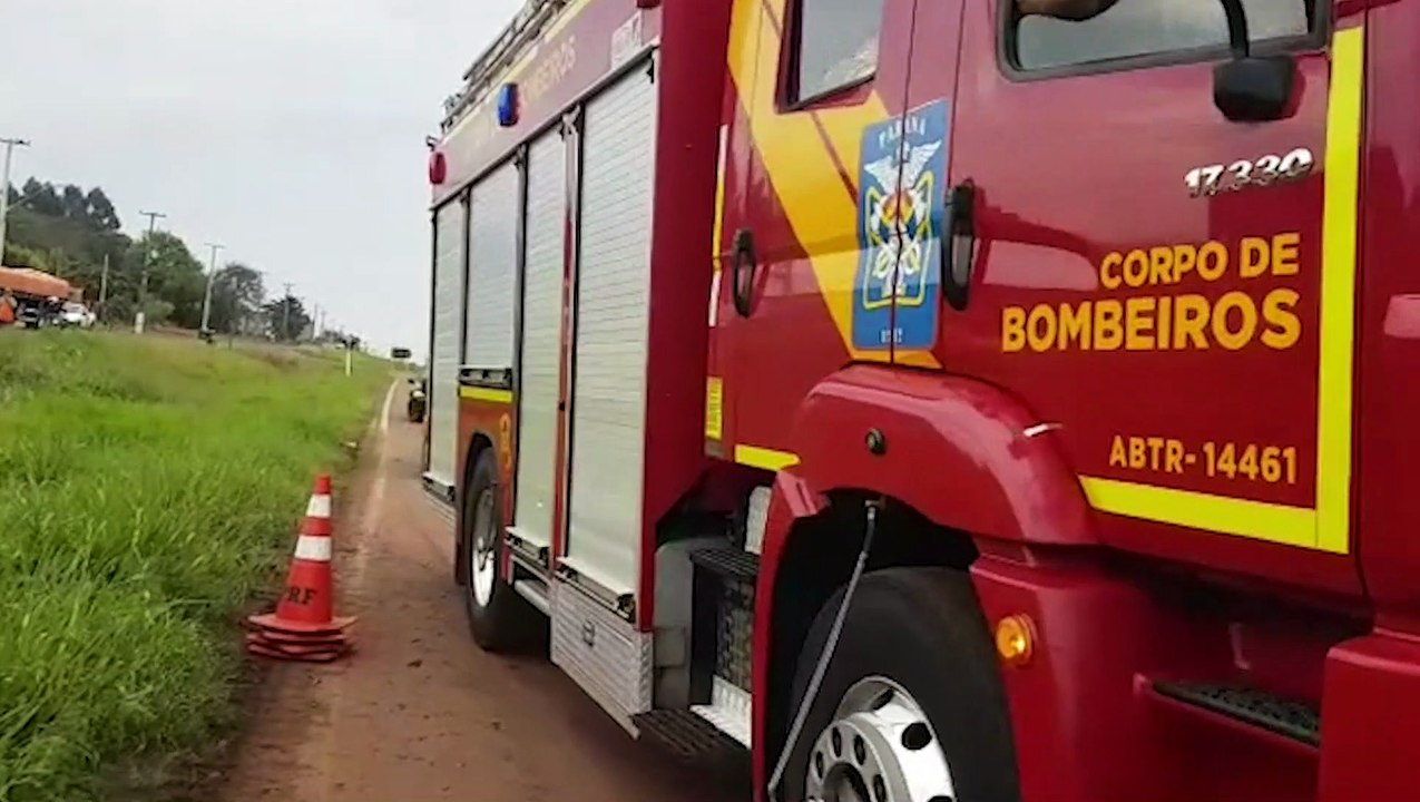 Corsa capota após colisão do utilitário na BR-467, em Cascavel