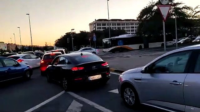 Graves atascos en Pamplona por el cierre de la ronda