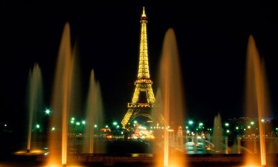 باريس تُطفئ معالمها الأثرية ليلاً لتوفير الطاقة