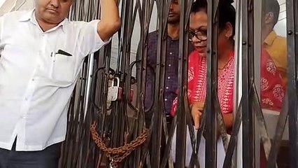 कॉलेज स्टाफ को तीन घंटे ताले में बंद किया, टायर जला कर प्रदर्शन