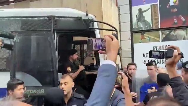 Taksim'de, Mahsa Amini'nin ölümünü protesto etmek isteyen gruba polis engeli: 2 kadın gözaltına alındı