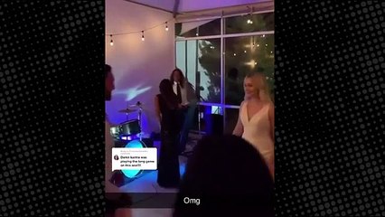 Damat düğününde sahne alan kadın şarkıcının yüzüne bakınca felç geçirdi, gelin kalakaldı