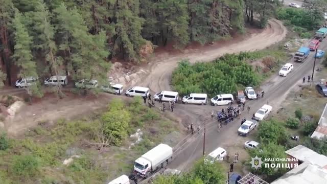 Continúan las exhumaciones en la fosa común de Izium