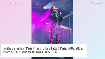 Jenifer resplendissante dans un look coloré et rétro à l'occasion d'un grand Festival, le show est total