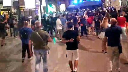 Palermo, tensione al comizio di Giorgia Meloni: un agente colpito e un manifestante fermato