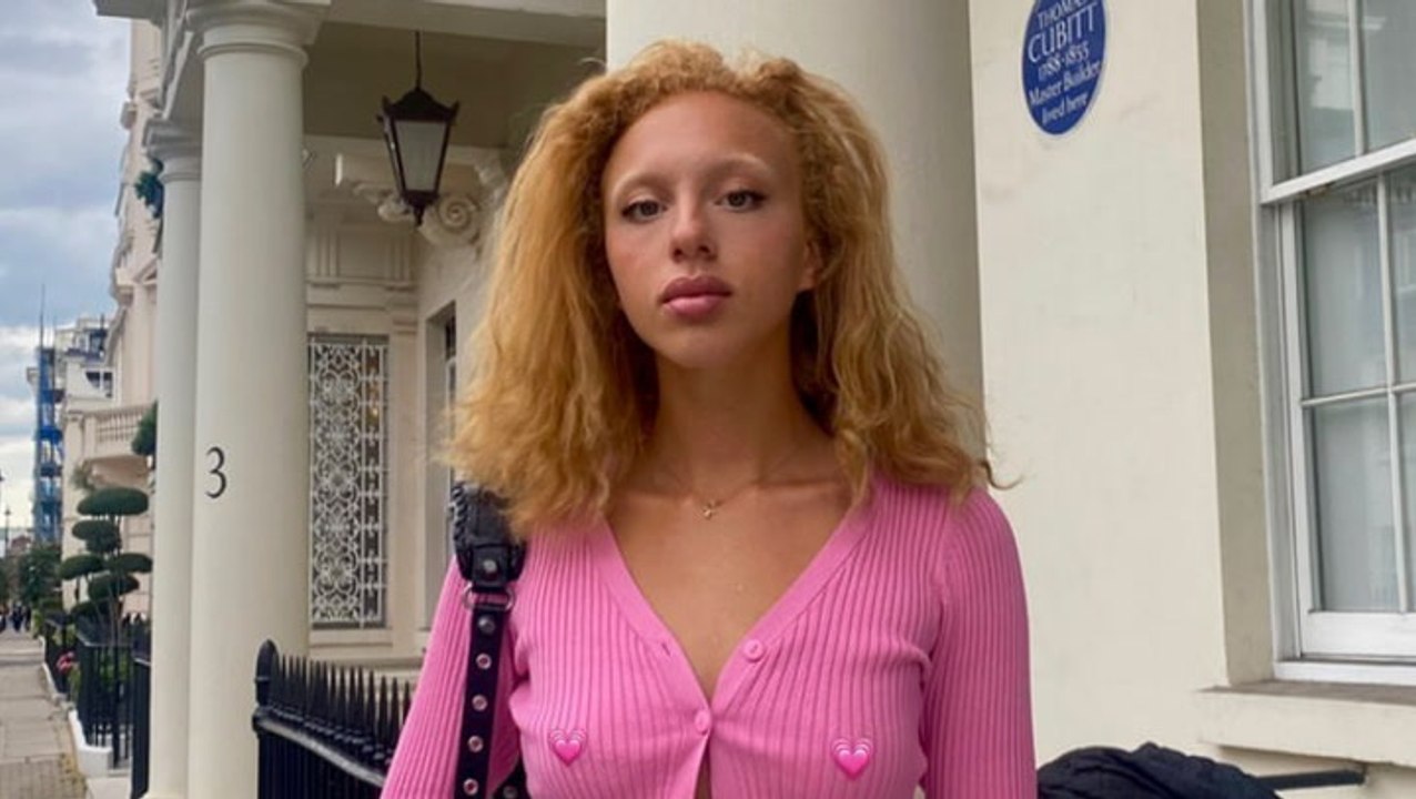 Anna Ermakova: Wenn dieser Knopf reißt, sieht man alles!