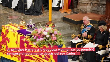 Video herunterladen: Cerca del rey: ¿Por qué Harry y Meghan se sentaron detrás de Carlos III en el funeral de Isabel II?