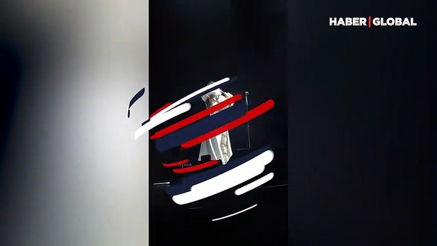 Melek Mosso İranlı kadınlara destek için konserde saçlarını kesti