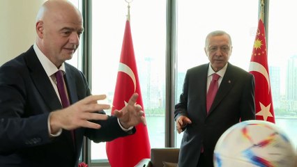 Cumhurbaşkanı Erdoğan, FIFA Başkanı Infantino'nun hediye ettiği topa kafa attı