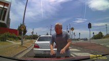 Un automovilista se detiene para cerrar el capó del carro de atrás