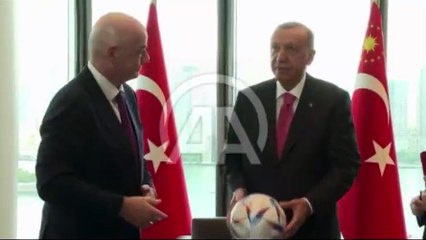Erdoğan, FIFA Başkanı Infantino'nun hediye ettiği topa kafa attı
