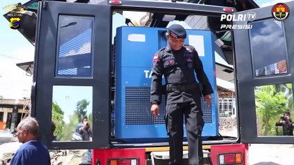 Sat Brimob Polda NTT Menyalurkan Air Bersih Kepada Masyarakat Di Kelurahan Batu Plat