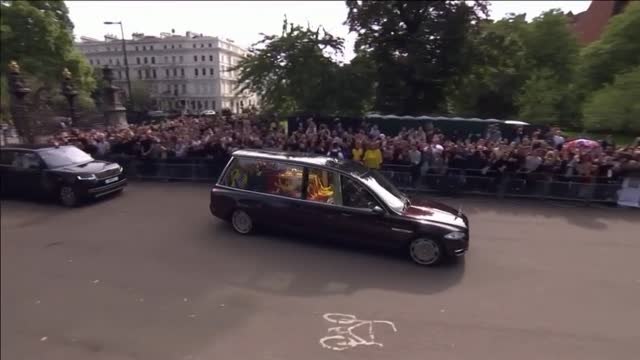 Dos millones de personas despidieron en las calles de Londres a Isabel II