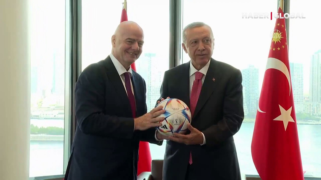 Cumhurbaşkanı Erdoğan FIFA Başkanının hediye et...